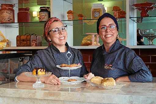 Patrícia (à esquerda) e Anna Paula (à direita): fraternidade e sociedade. Hoje, a primeira cuida da confeitaria; e a segunda, da parte de padaria