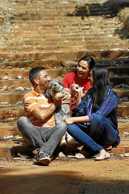 Pingo com os tutores, Renato Sousa e Dayane Rocha, e a passeadora Michelle Caldas: mais de um passeio por dia