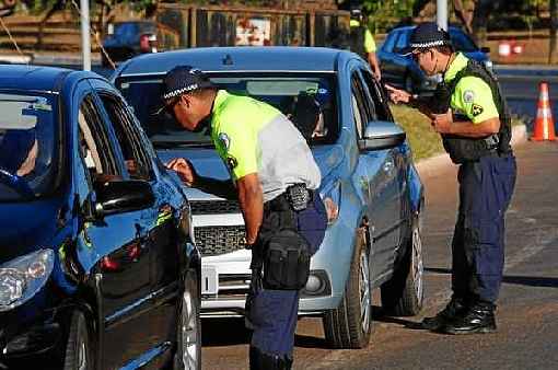 A falta da documentação do veículo em dia rende multa de R$ 293,47 e perda de sete pontos na habilitação