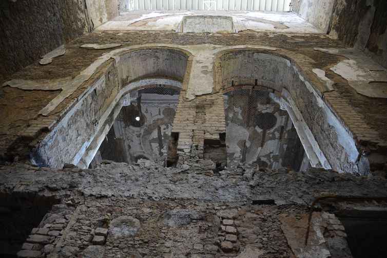 Salas do Museu Nacional da UFRJ, na Quinta da Boa Vista, onde acontece trabalho de resgate de peças, um ano após o incêndio