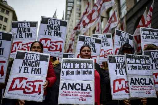 Manifestantes marcham contra as políticas econômicas do governo do presidente argentino Mauricio Macri.