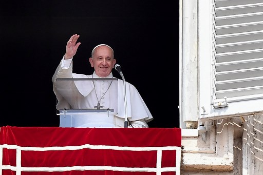 Papa Francisco acena da janela do palácio apostólico com vista para a praça de São Pedro durante a oração semanal do Angelus.