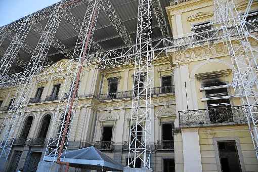 Destruída por incêndio há um ano, instituição recompõe acervo aos poucos