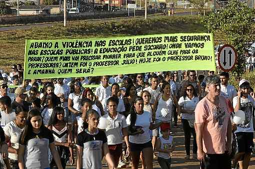 Manifestação reuniu comunidade escolar e moradores de Águas Lindas contra a falta de segurança na cidade