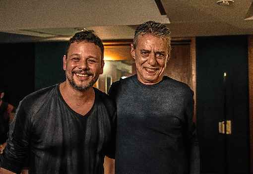 Moyseis Marques e Chico Buarque: amizade e parceria em projetos musicais