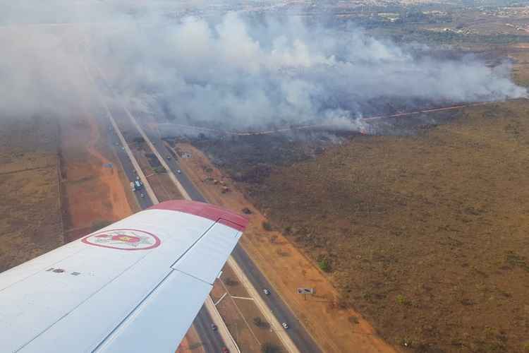 Bombeiros usaram aeronave no combate ao fogo