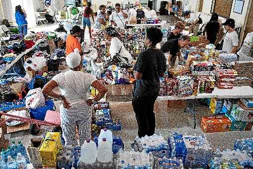 Coleta de donativos para os atingidos pelo furacão em uma igreja de Miami: previsão é de dois dias de chuvas torrenciais e enchentes