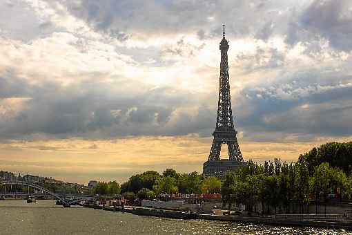 A Torre Eiffel, um dos principais cartões-postais de Paris, encanta não só pela grandeza e imponência, mas por tudo o que ela representa para a França