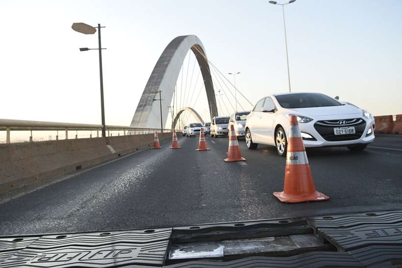 Uma placa de ferro se soltou devido a vibração dos carros