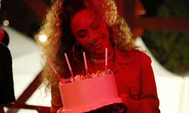 Beyoncé completa 38 anos e Jay Z leva bolo surpresa