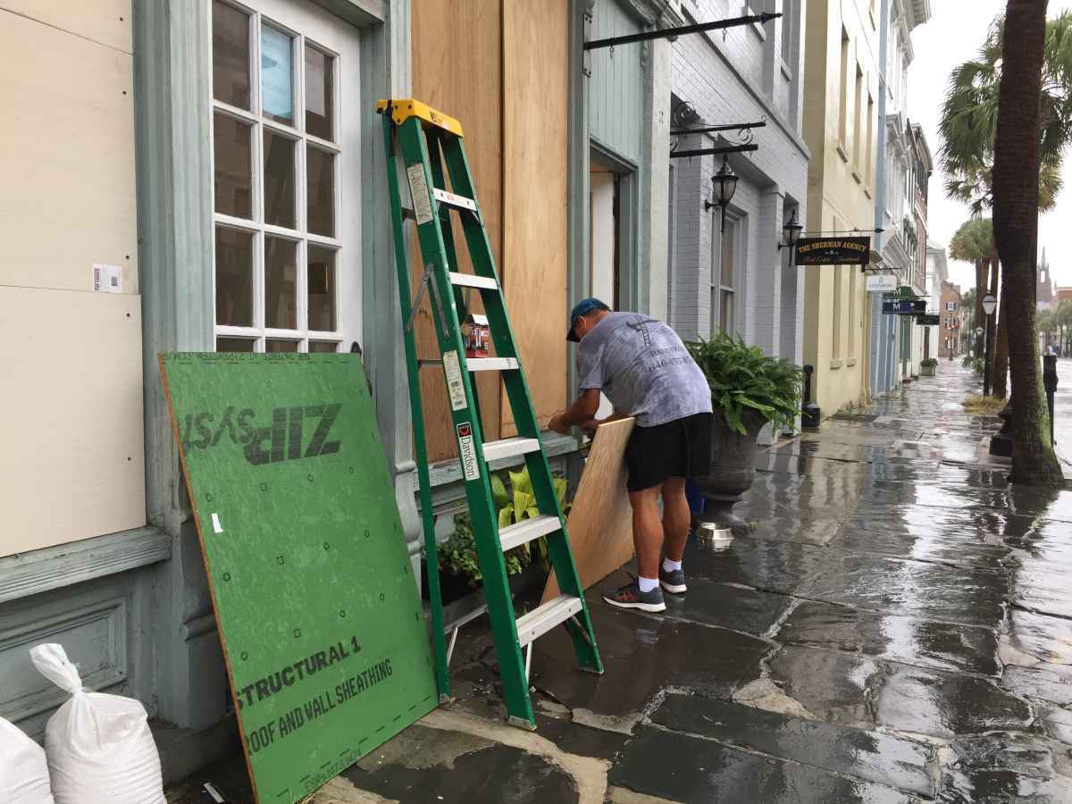 Comerciante protege sua loja na Flórida: previsão de chegada do Dorian é nesta quarta-feira à noite