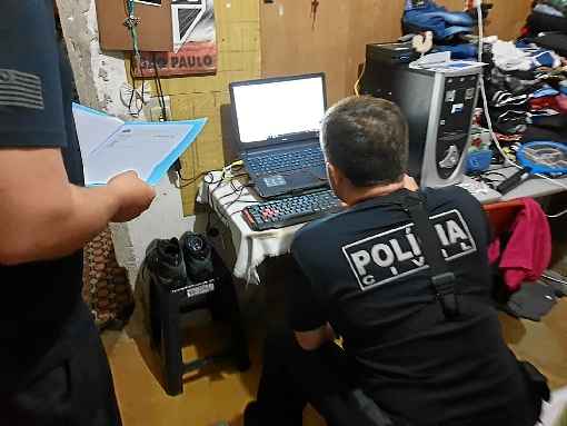 Policiais de São Paulo examinam computador de investigado: rede criminosa tinha conexões internacionais