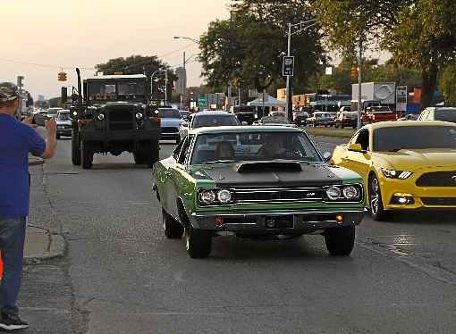 A Primavera é saudada com o desfile de modelos customizados na Woodward Dream Cruise, em Detroit, nos EUA. Antigos por fora, modernos por dentro