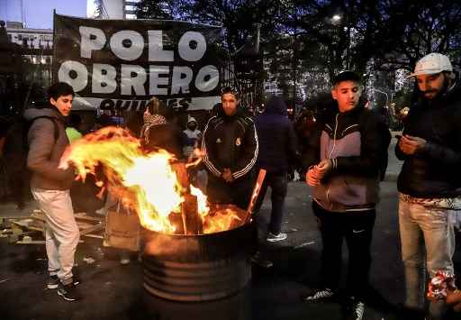 Organizações sociais protestam em frente ao edifício do Ministro do Desenvolvimento Social em Buenos Aires.