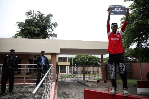 homem protesta contra a xenofobia portão principal da Embaixada da África do Sul na Nigéria