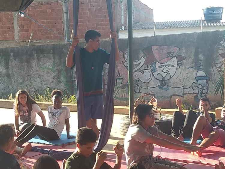 alunos fazem aula de circo no CED São Francisco