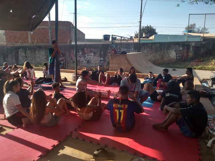 alunos fazem aula de circo no CED São Francisco