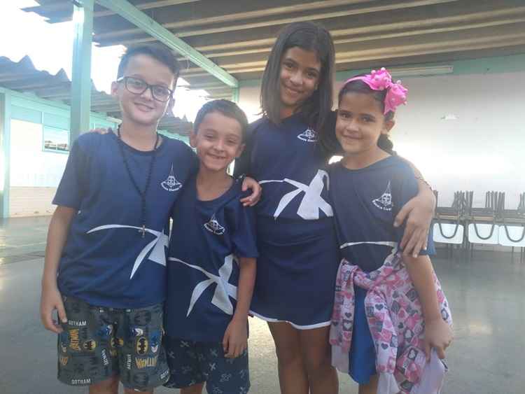 Os irmãos Diego Miguel Carvalho, 10 anos, e Lucas Emanuel Carvalho, 8 anos, e as irmãs Yasmim Stella Ribeiro, 9 anos, e Sophia Ribeiro, 6 anos, são alunos da escola