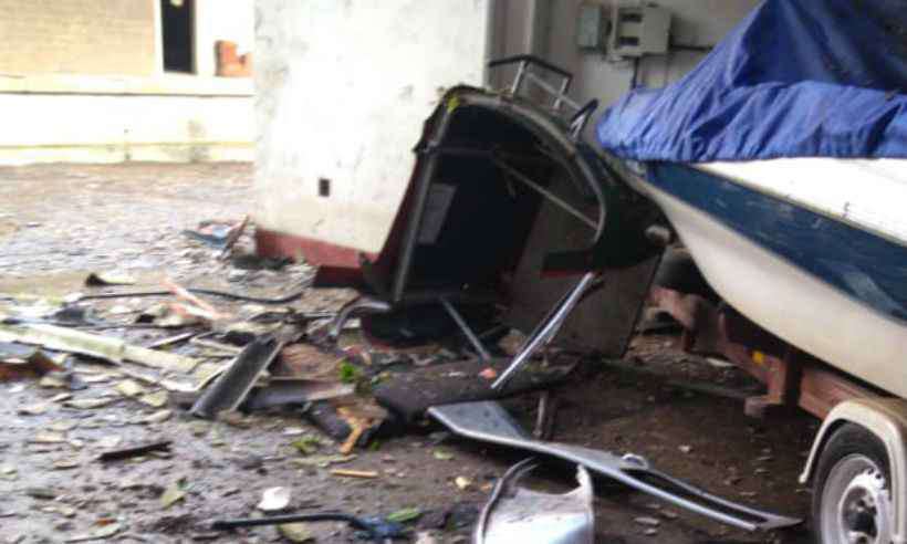 Bondinho atravessou o telhado de um galpão na cidade