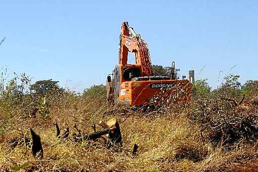 As máquinas estão a postos para dar início aos trabalhos: área destinada ao empreendimento tem 14 hectares,  equivalente a 20 campos de futebol