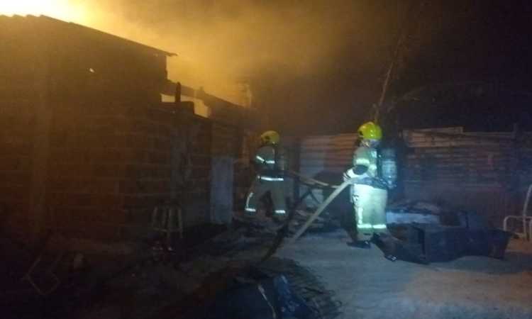 O Corpo de Bombeiros precisou agir rapidamente para evitar que o fogo se espalhasse para as demais casas da rua