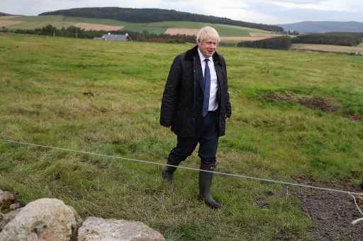 Primeiro-ministro britânico, Boris Johnson, durante visita a fazenda em Banchory, perto de Aberdeen, na Escócia.