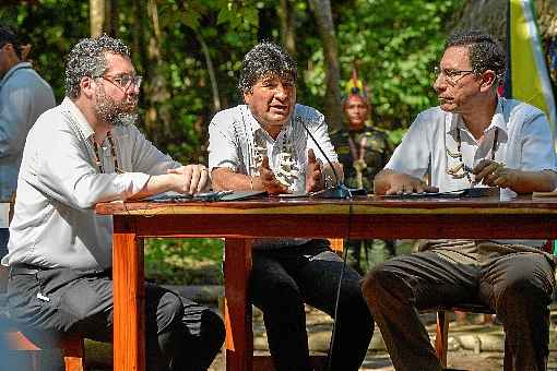 Morales (ao centro), entre Araújo e Vizcarra: acordo para proteger a floresta