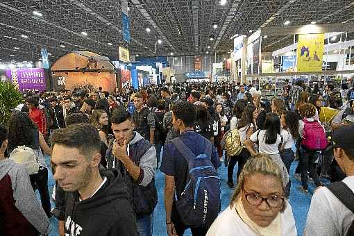 Organizadores do evento obtiveram liminar contra determinação de Marcelo Crivella de apreender obra que traz imagem de homens se beijando. Segundo o prefeito, HQ traz conteúdo impróprio para crianças e adolescentes