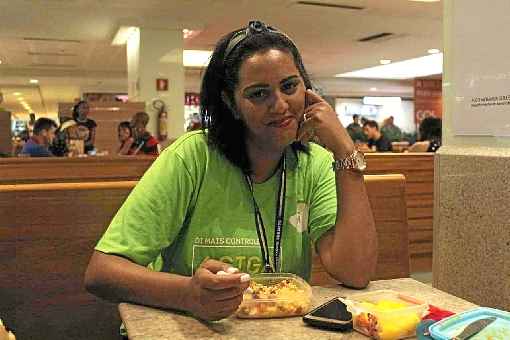 Suellen Sousa leva marmita de casa para comer no trabalho. O tíquete não cobre o valor da refeição