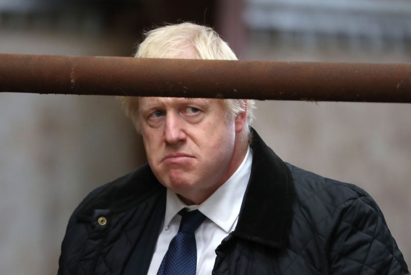 O conservador Boris Johnson assumiu as rédeas do processo em 23 de julho. Em menos de dois meses, sofreu sucessivas derrotas e enfrenta críticas azedas de eleitores, correligionários e opositores