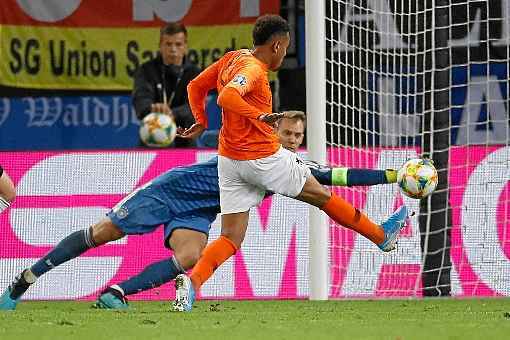 Donyell Malen superou o goleiro Neuer para fazer o terceiro gol holandês