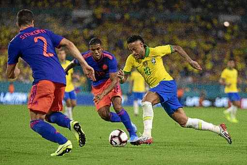 Neymar parte para o ataque: apesar da falta de ritmo, atacante foi o destaque da equipe brasileira