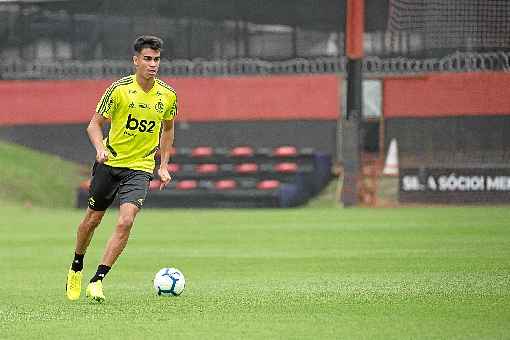 Passarela para jogadores que deixaram o DF na infância, o Mané Garrincha abre as portas para receber mais um filho da capital no duelo do líder Flamengo contra o lanterna Avaí. Promessa é de casa cheia