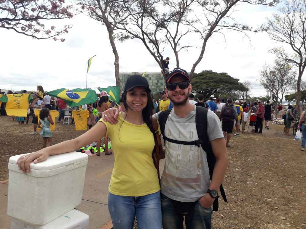 Desempregados, Ruan Ribacki, 27 anos, e Sabrinny Caxeta, 19, começaram a vender dindin para juntar dinheiro para o casamento