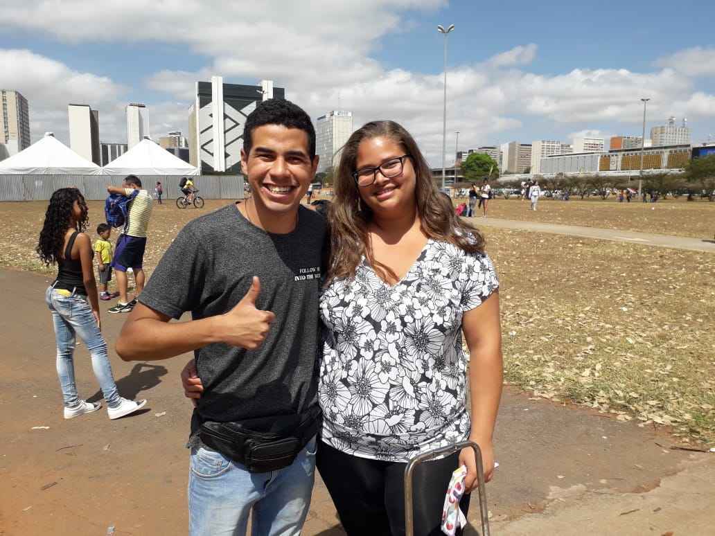 Bruno Vicente 21, e Arine Ketle, 19, sonham em ter um negócio próprio. Enquanto não conseguem, ganham a vida como ambulantes