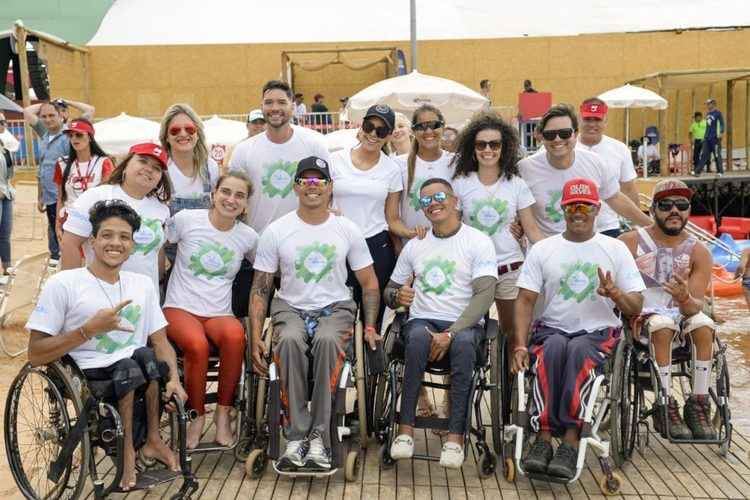 A primeira-dama remou com um dos jovens do projeto neste sábado de feriado