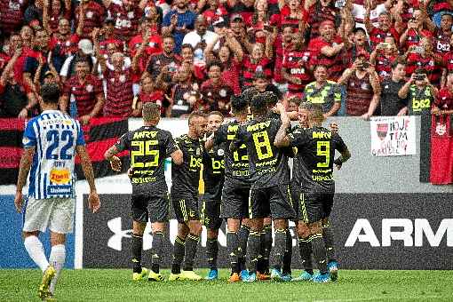 Vestido com o terceiro uniforme, o Flamengo festejou a importante vitória e empolgou a torcida do DF: equipe do Rio não deu chances ao rival e dominou a partida com futebol veloz e ofensivo