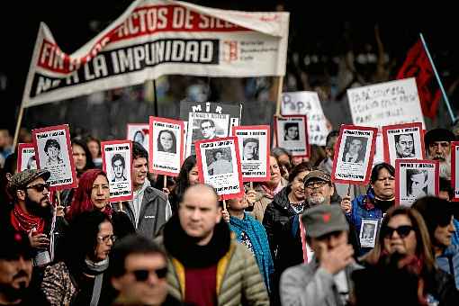 Ativistas exibem fotos de familiares desaparecidos durante a ditadura