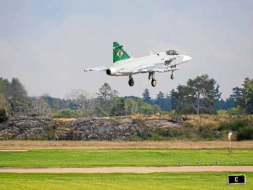 O Gripen em voo de teste na Suécia: o Brasil encomendou 36 unidades à Saab, fabricante da aeronave, para renovar a frota de defesa nacional