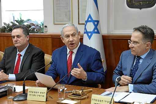 O premiê Netanyahu (C) na reunião semanal do gabinete: aposta no apoio dos colonos da Cisjordânia para ganhar votos à direita