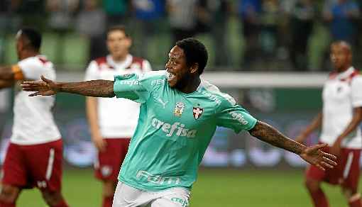 Destaque do jogo, o centroavante Luiz Adriano marcou três gols e recolocou o alviverde na briga pela liderança