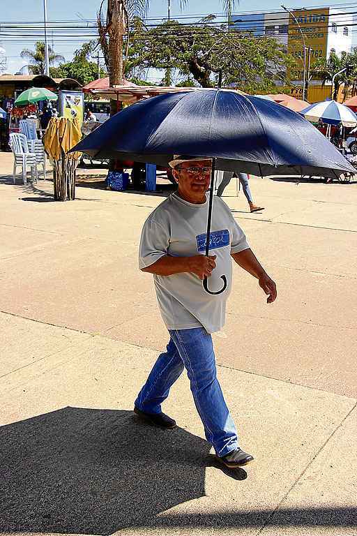 Guarda-chuva passou a servir como guarda-sol durante a seca