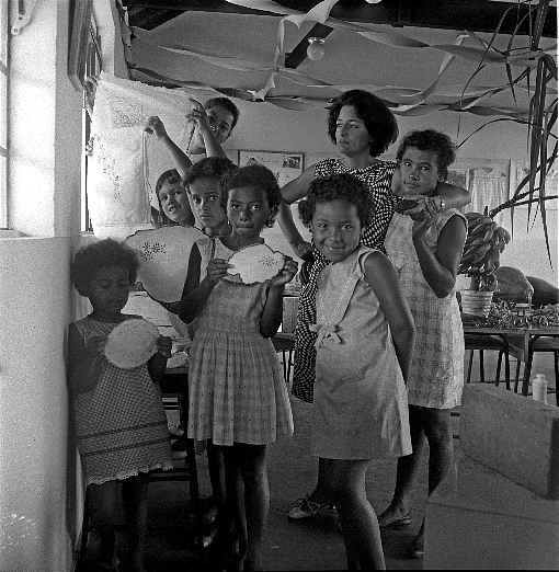 Meninas, em maioria negras, em atividade na casa-abrigo da Granja das Oliveiras