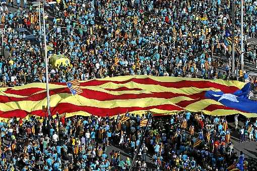 Ativistas carregam a bandeira 