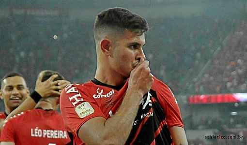 Bruno Guimarães tem cinco gols em 30 partidas nesta temporada