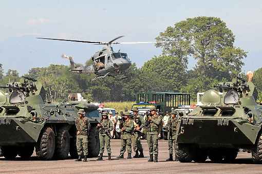 Membros da Guarda Nacional Bolivariana (GNB) realizam exercício militar no aeroporto Garcia Hevia, em La Fria, no estado fronteiriço de Táchira