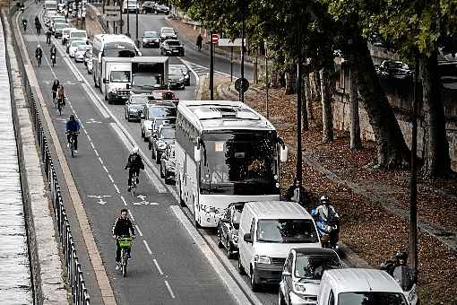 Para escaparem do trânsito pesado, alguns moradores de Paris apelaram para as bicicletas, atendendo a um pedido da agência de transportes públicos