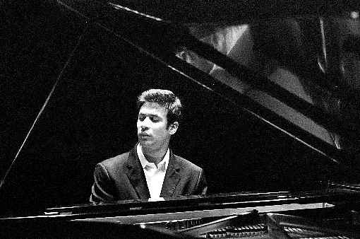 Um dos nomes mais promissores da nova geração de pianistas brasileiros, Cristian Budu participa da série Piano Brasileiro