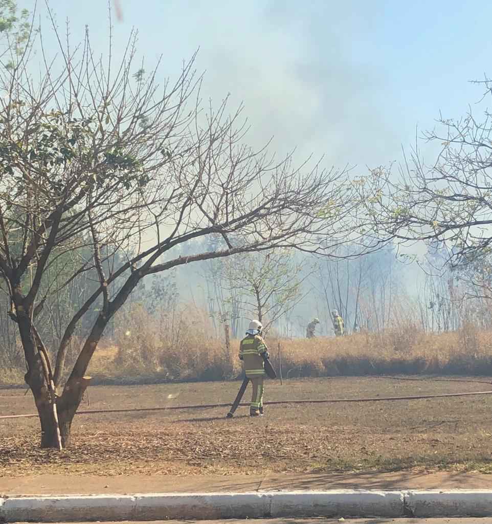 Corpo de Bombeiros combate fogo nas proximidades da Ponte JK