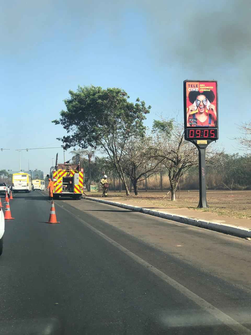 Faixa da direita interditada para combate ao fogo